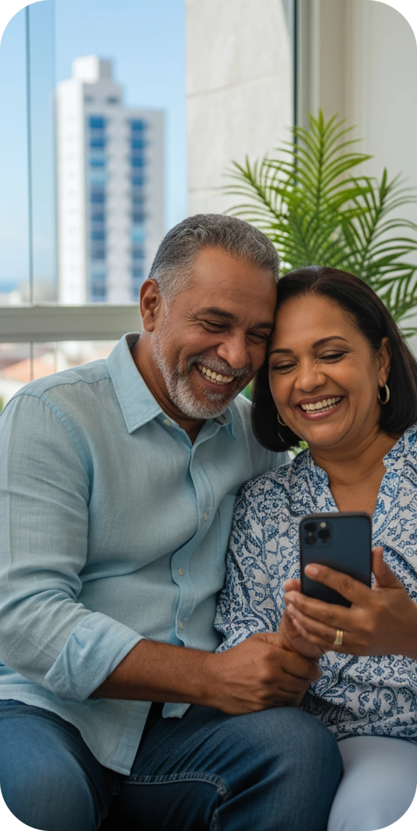 Casal sorrindo ao consultar no celular valores de RPV antecipados pela LCBank