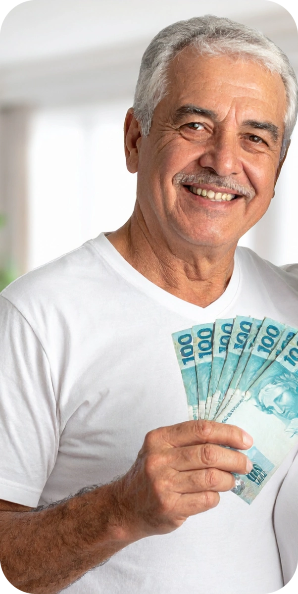 Homem sorrindo segurando notas de 100 reais após receber valor de RPV antecipado pela LCBank