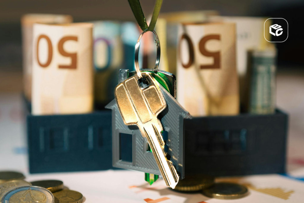 Chave de casa com símbolo de RPV e notas de 50 euros, representando planejamento sucessório